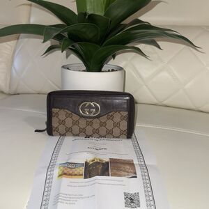 Gucci Women's Brown Beige Logo Zip-Around Wallet with Zipper Accents